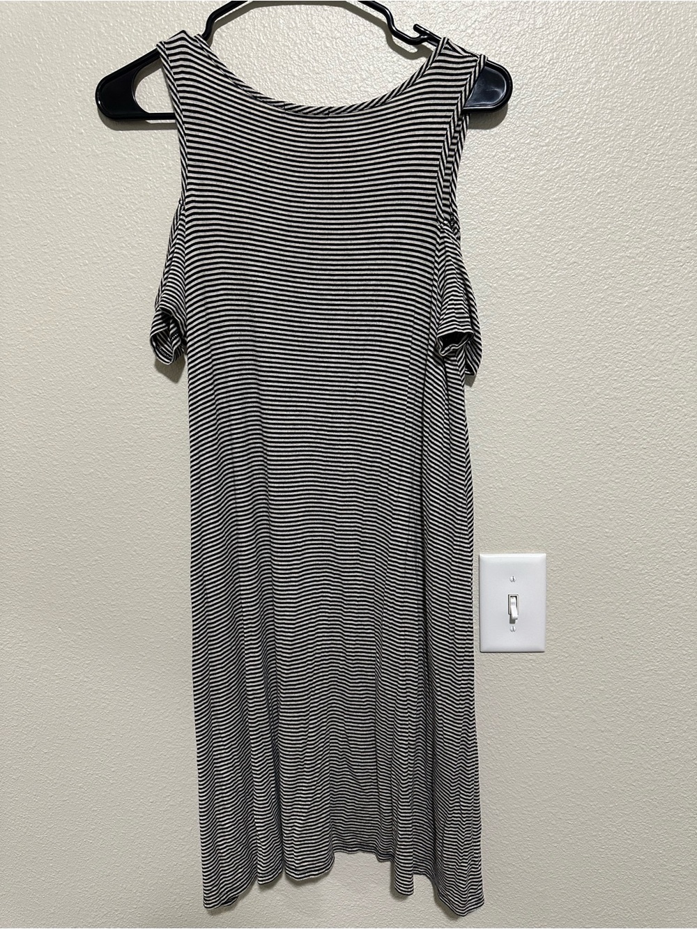 Juniors Striped Open Shoulder Midi Dress - Black & White